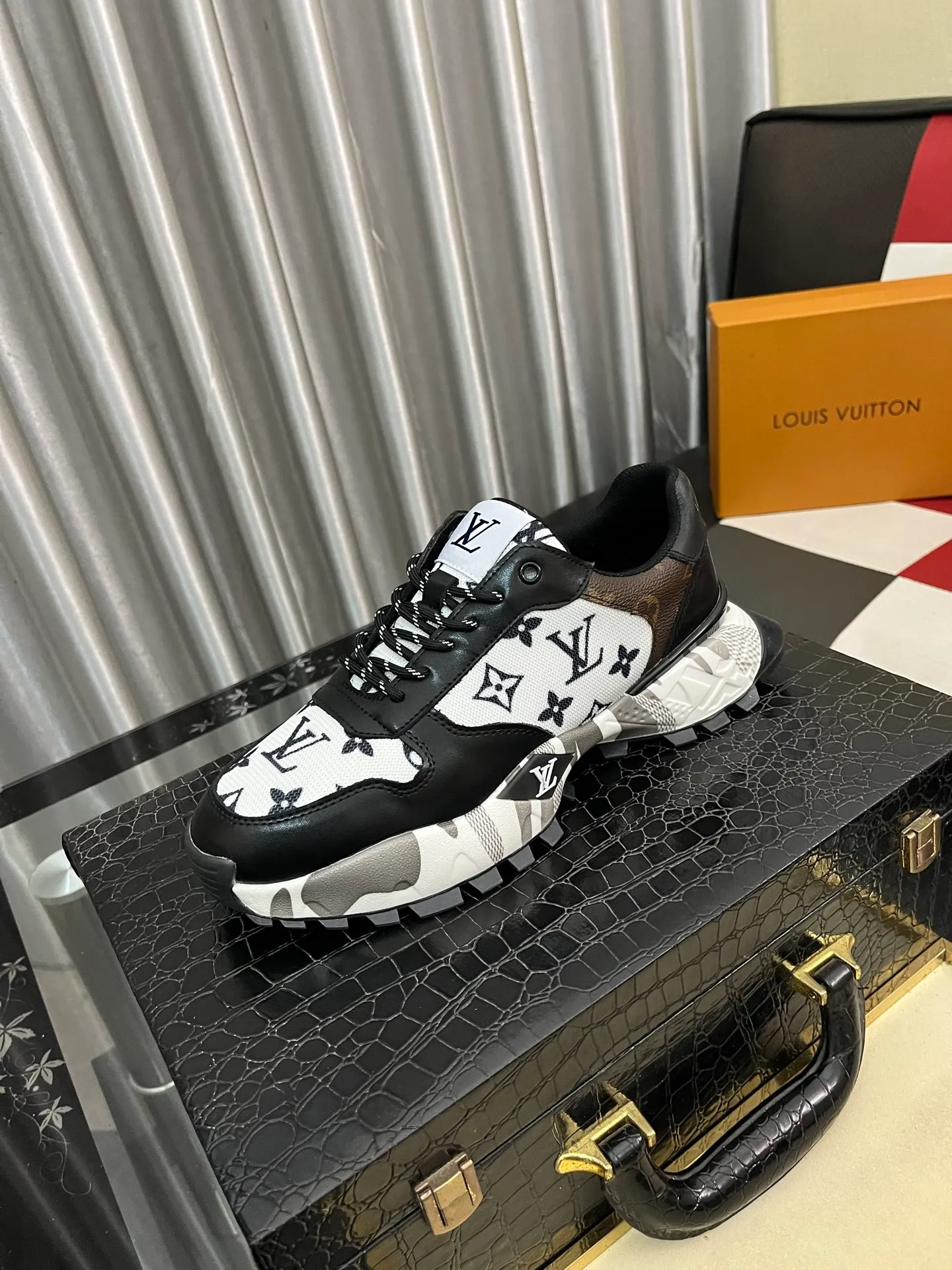 Men's shoes 💰458⌚️⌚️《Louis vuitton/LV Louis Vuitton》original quality.~ Unique modern style sneakers. 🏃A must-have casual shoe for trendy men😍😍 Original brand imported from Italy, imported original leather, cowhide lining (refuses to discolor and grind feet) Sole: Original sole provided by the original factory, French lazy style design ⚠️Fit to the feet Original quality code number: 38-442️⃣Colors available